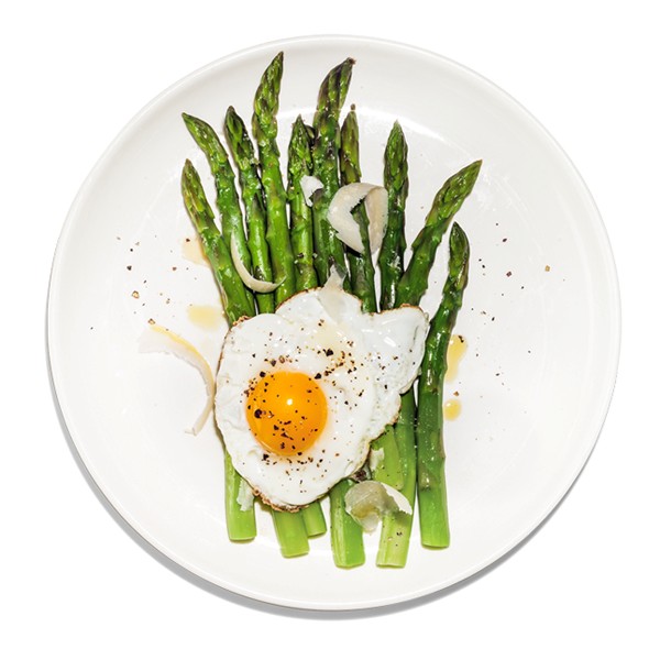Asparagus with fried eggs