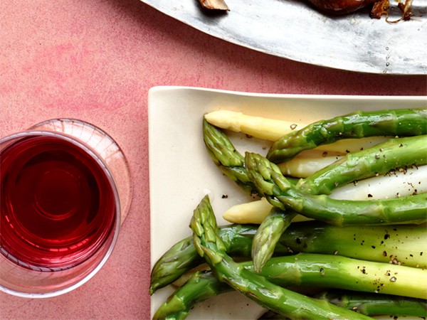 Asparagus with garlic dip