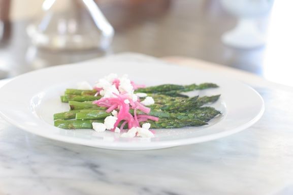 Asparagus with goat cheese and pickled red onion