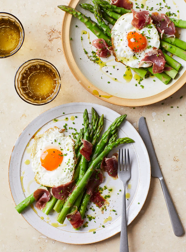 Asparagus with jamón and crisp fried egg
