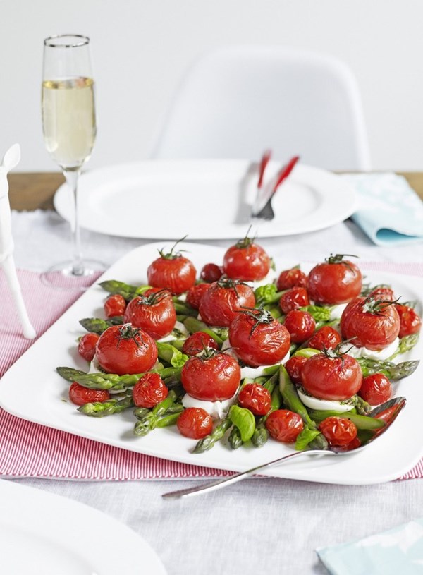 Asparagus with mozzarella and roasted tomatoes