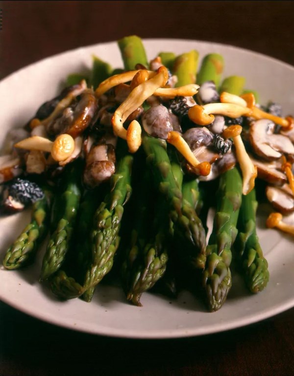 Asparagus with mushroom-cream sauce