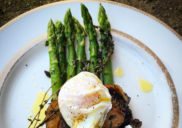 Asparagus with mushrooms and poached egg
