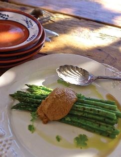 Asparagus with pine nut and cumin sauce (Espárragos con salsa de piñones y comino)