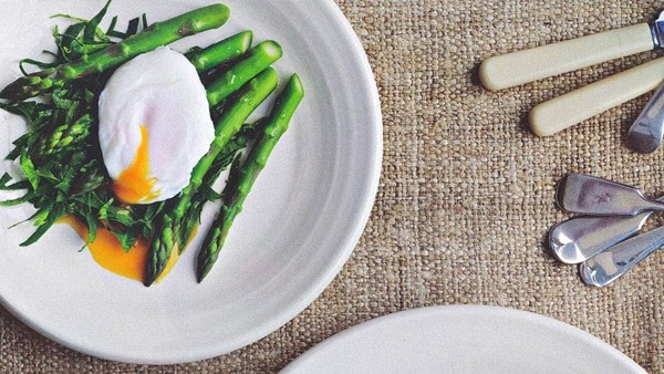 Asparagus with poached egg and shredded spinach