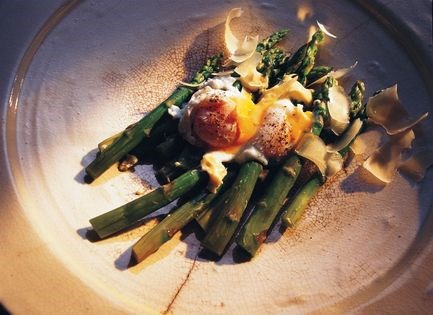 Asparagus with poached eggs (Asparagi con uova)