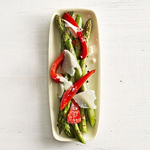 Asparagus with red pepper and Manchego