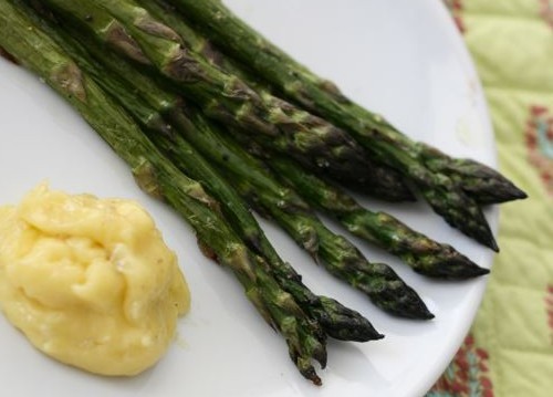 Asparagus with roasted garlic aioli