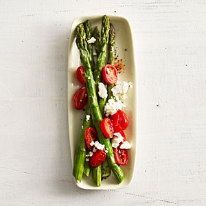 Asparagus with tomato and feta
