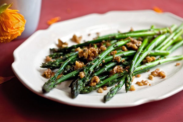 Asparagus with walnuts, Parmesan and brown butter