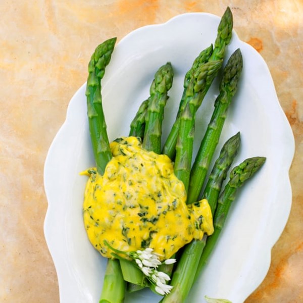 Asparagus with wild garlic Hollandaise