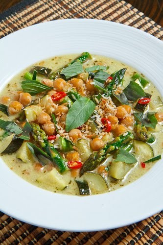 Asparagus, zucchini and chickpea green curry