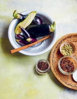 Aubergine & toasted coconut curry (Pajerie terung)