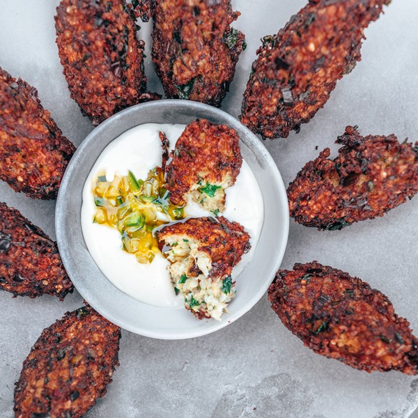 Auberginen-Bulgur-Falafeln mit Tahina und Jalapeño-Salsa
