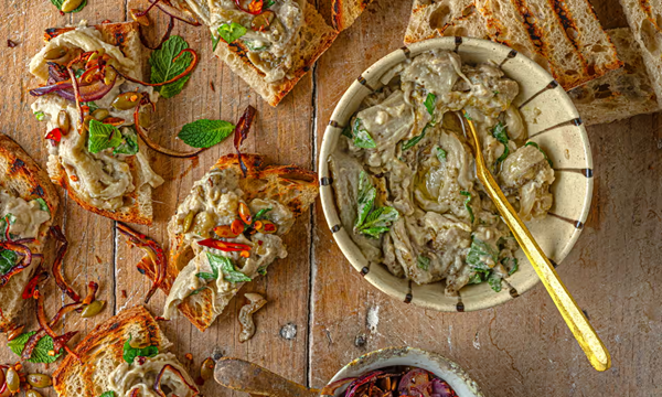 Aubergines on toast with basil, pumpkin seeds and chilli