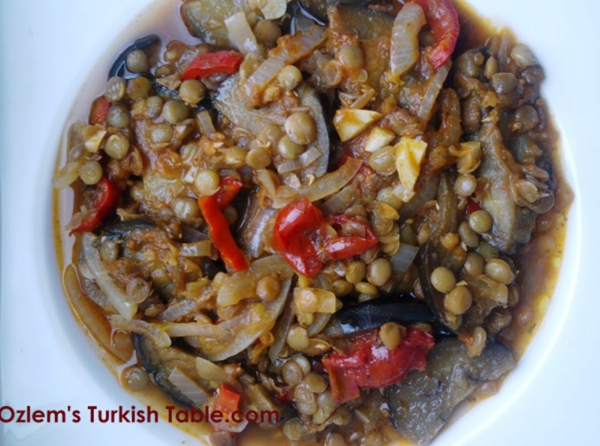 Aubergines/eggplants, lentils and peppers cooked in olive oil (Mercimekli mualla)