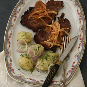 Austrian-style steak with potato salad (Zwiebelrostbraten mit kartoffelsalat)