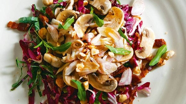 Autumnal salad with raw mushrooms and hazelnuts