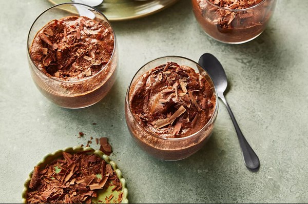 Avocado & rum chocolate pots