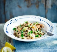 Avocado & smoked salmon spelt spaghetti