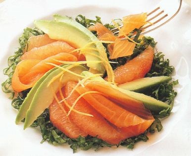 Avocado and grapefruit salad with smoked salmon