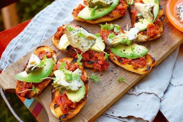 Avocado, artichoke and tomato chutney toasts