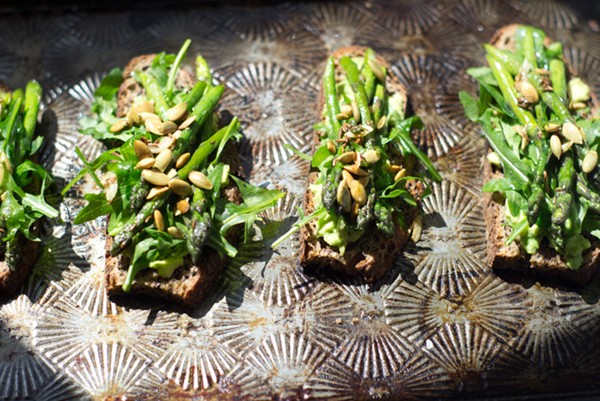 Avocado asparagus tartine