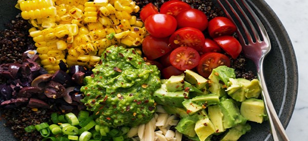 Avocado basil quinoa bowl with chili olive oil (Quinoa all'avocado con oliio al peperoncino)