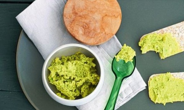 Avocado cream with almonds