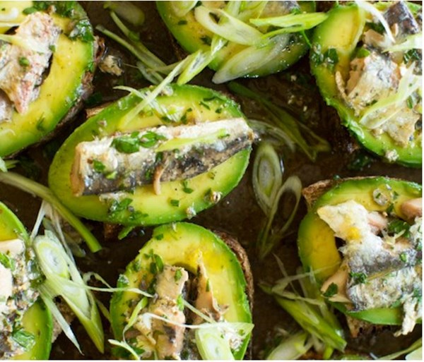 Avocado-sardine toasts