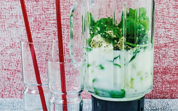Avocado, spinach and basil smoothie