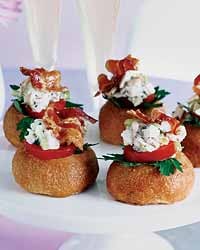 Baby brioches with chicken salad and bacon