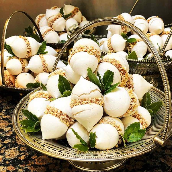 Baby chocolate meringues with candied coconut