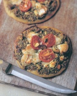 Baby pizzas with pistachio pesto and goat’s cheese