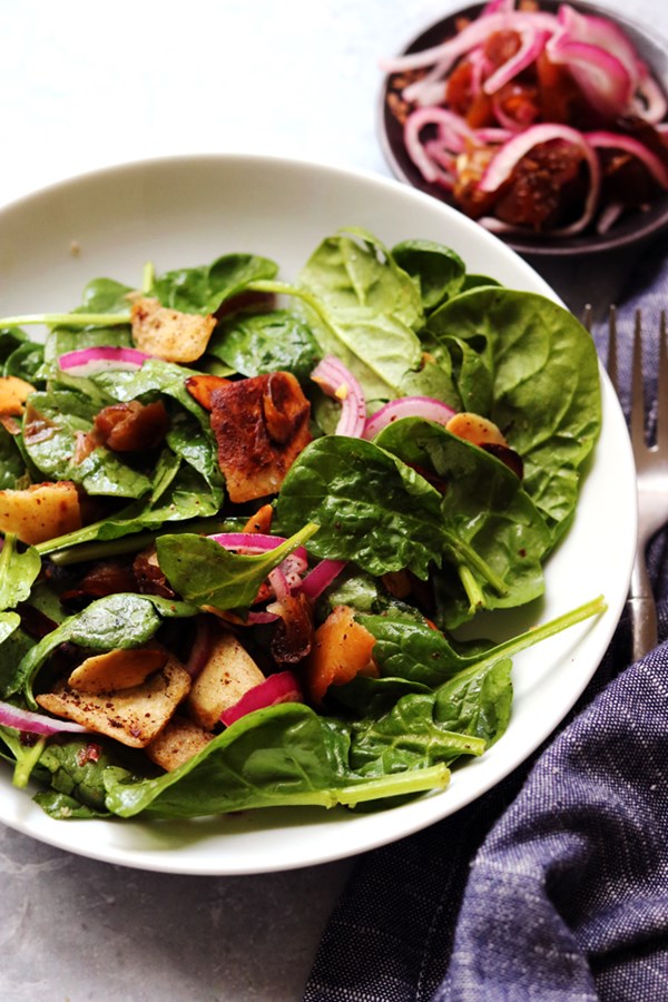Baby spinach salad with dates and almonds