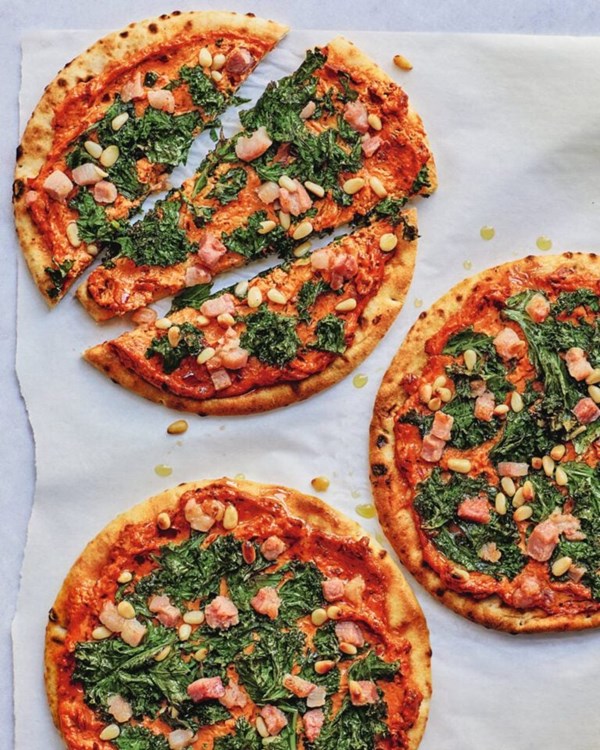 Bacon & harissa flatbread pizzas 