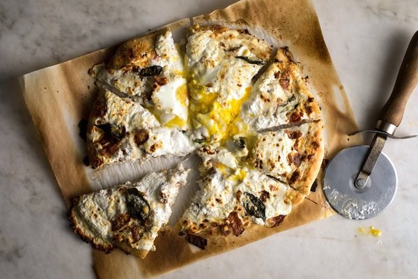 Bacon and egg pizza