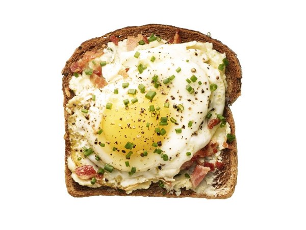 Bacon and egg toasts with blue cheese