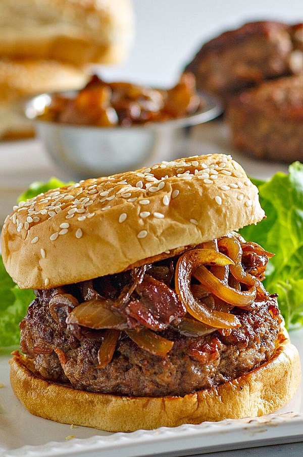 Bacon burgers with bacon-balsamic caramelized onions