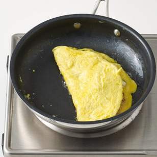 Bacon, cheddar & chive omelet