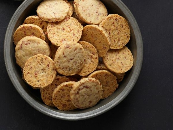 Bacon-cheese crackers