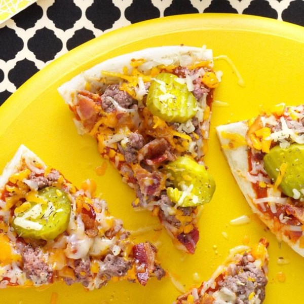 Bacon cheeseburger pizza