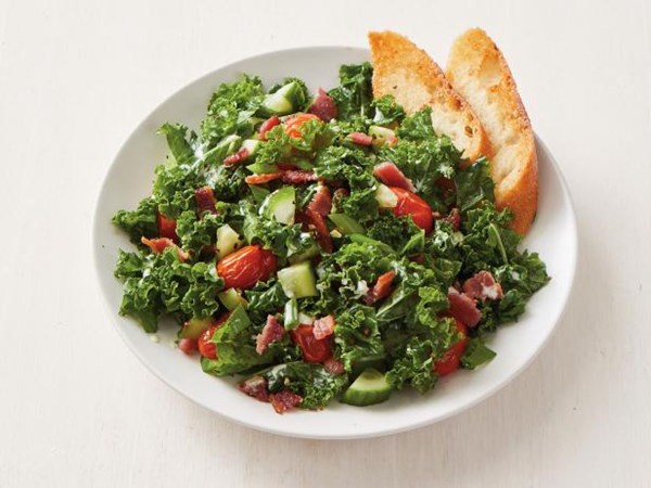 Bacon-kale salad with garlic bread
