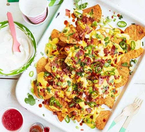 Bacon nachos with cheese sauce