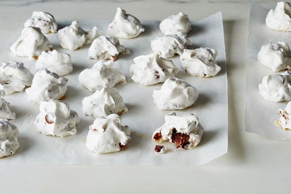 Bacon pecan meringues with (or without) milk chocolate