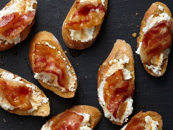 Bacon-ricotta crostini