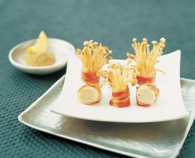 Bacon-rolled enokitake mushrooms (Obimaki enoki)