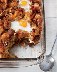 Bacon, tomato and cheddar breakfast bake with eggs