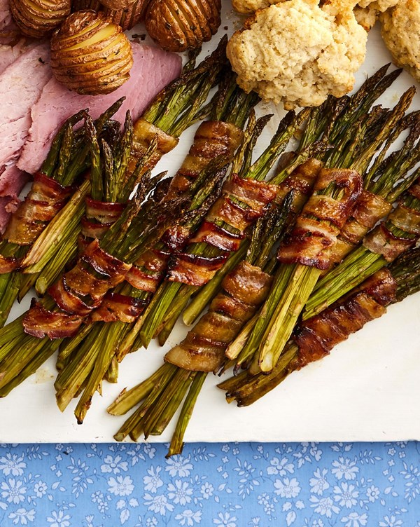 Bacon-wrapped asparagus bundles