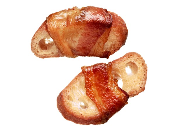 Bacon-wrapped baguette slices